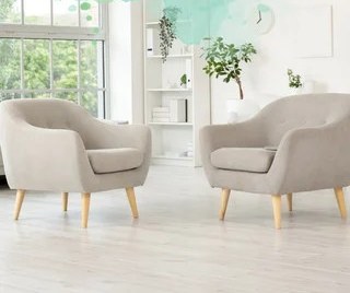 Consultório de psicologia acolhedor, com poltronas e luz natural